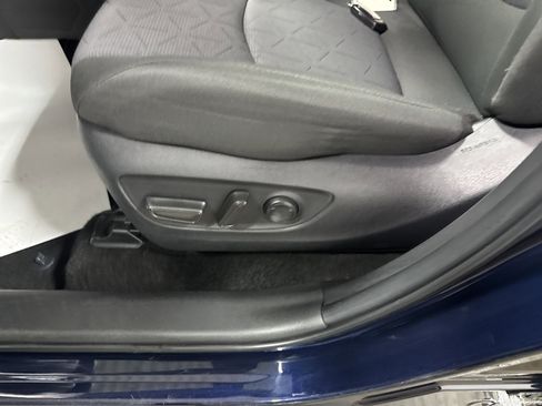 Used 2025 Toyota RAV4 XLE AWD/4WD image 28