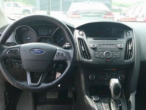 Used 2016 Ford Focus SE w/ SE Winter Package FWD image 10