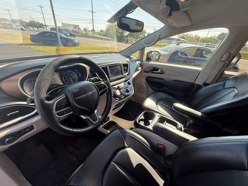 Used 2021 Chrysler Voyager Lxi image 14