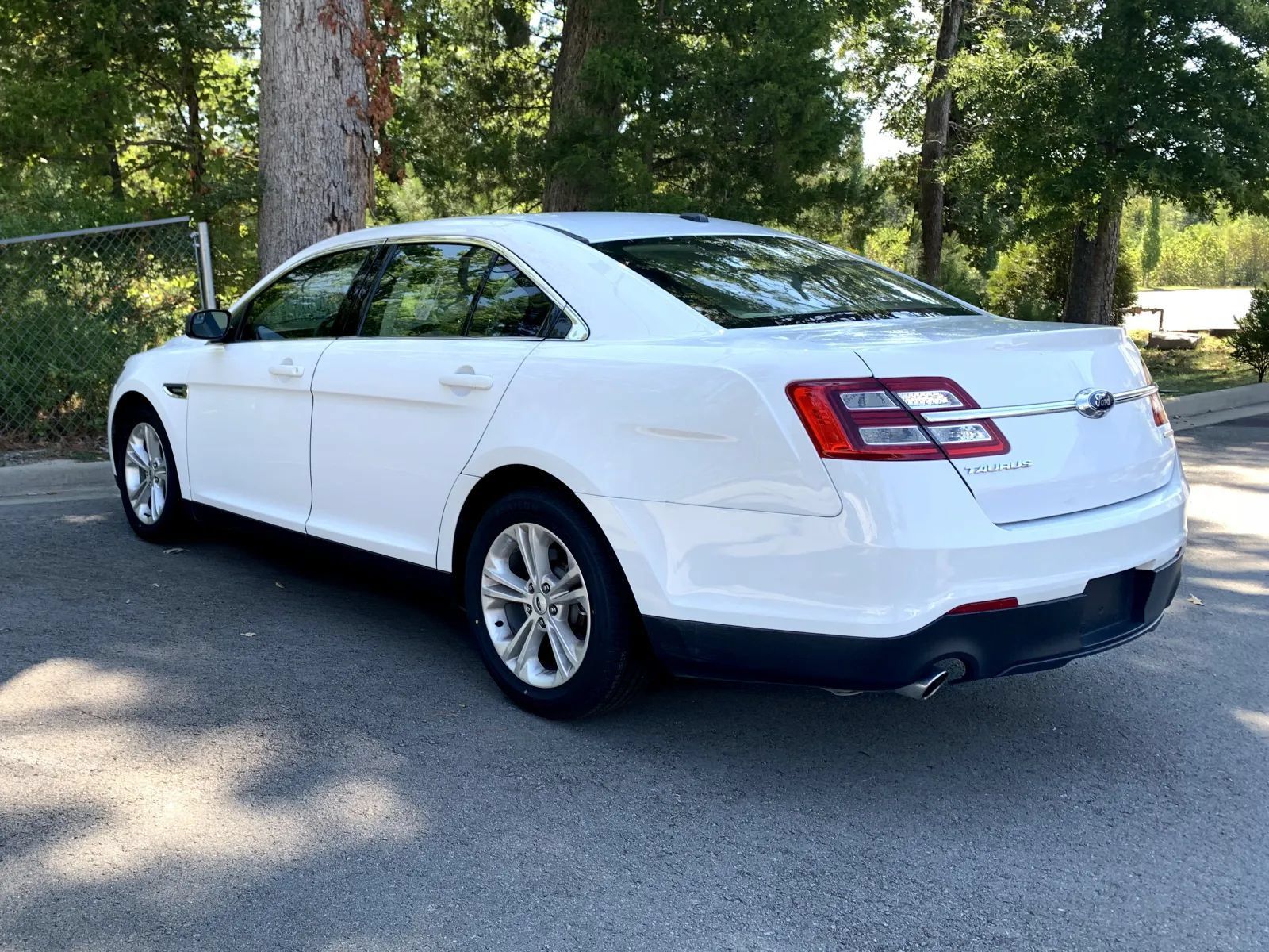 Used 2019 Ford Taurus SE FWD image 5
