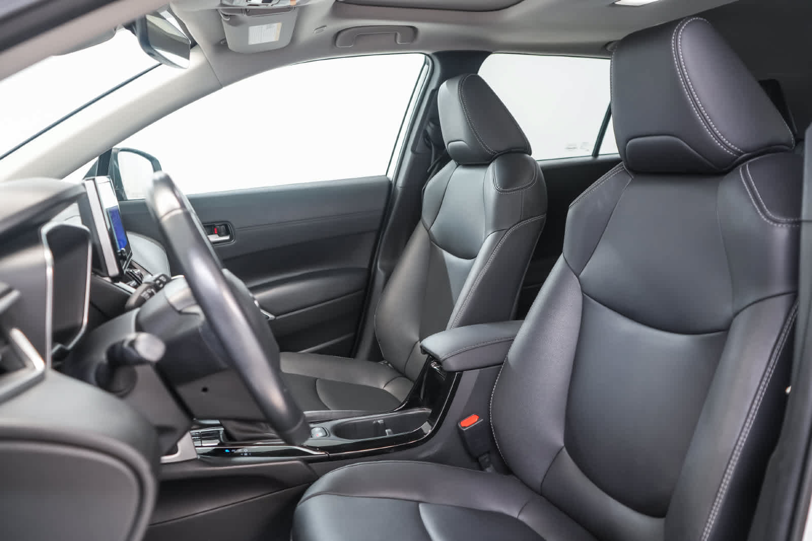 Used 2023 Toyota Corolla Cross XLE w/ Convenience Package FWD image 5