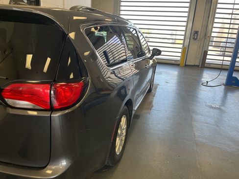 Used 2020 Chrysler Pacifica Touring-L FWD image 8