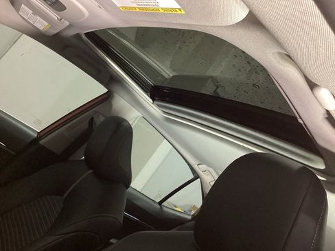 Used 2020 Toyota Camry SE w/ Sunroof Package image 3