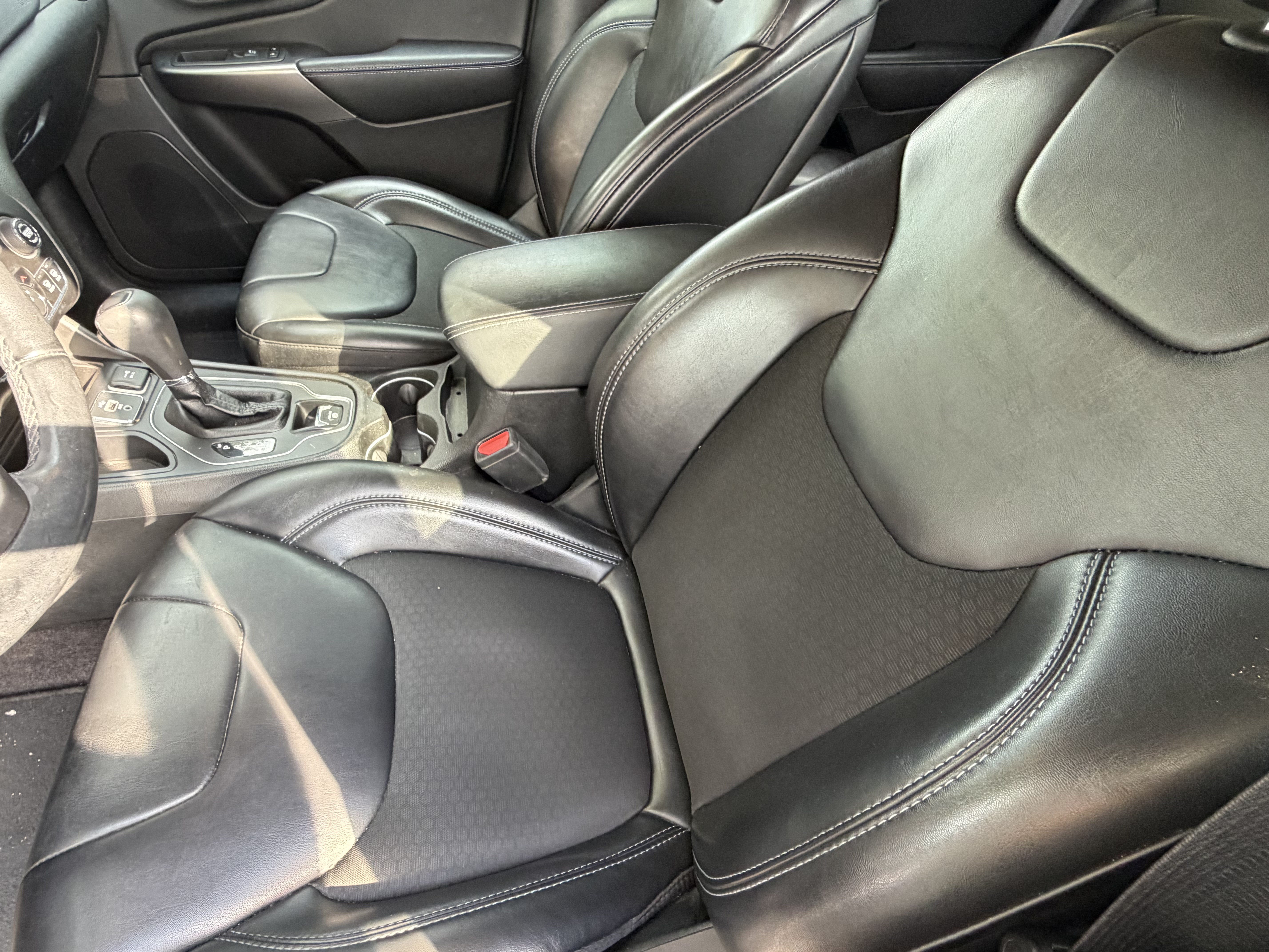 Used 2019 Jeep Cherokee Latitude Plus FWD image 16