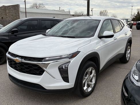 Used 2024 Chevrolet Trax LS w/ LS Convenience Package image 1