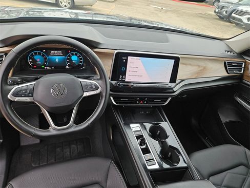 Used 2025 Volkswagen Atlas SE image 15