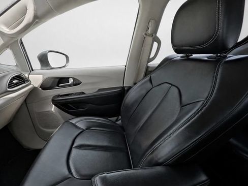 Used 2023 Chrysler Pacifica Touring-L FWD image 18
