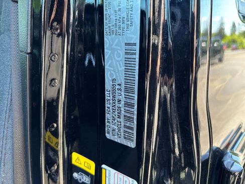 Used 2025 Jeep Wrangler Unlimited Sahara AWD/4WD image 29
