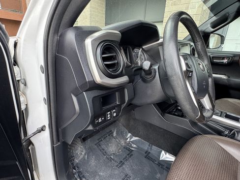 Used 2017 Toyota Tacoma Limited w/ Tow Package AWD/4WD image 20