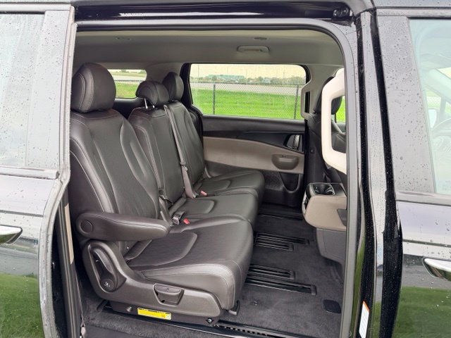 Used 2026 Kia Carnival FWD image 11
