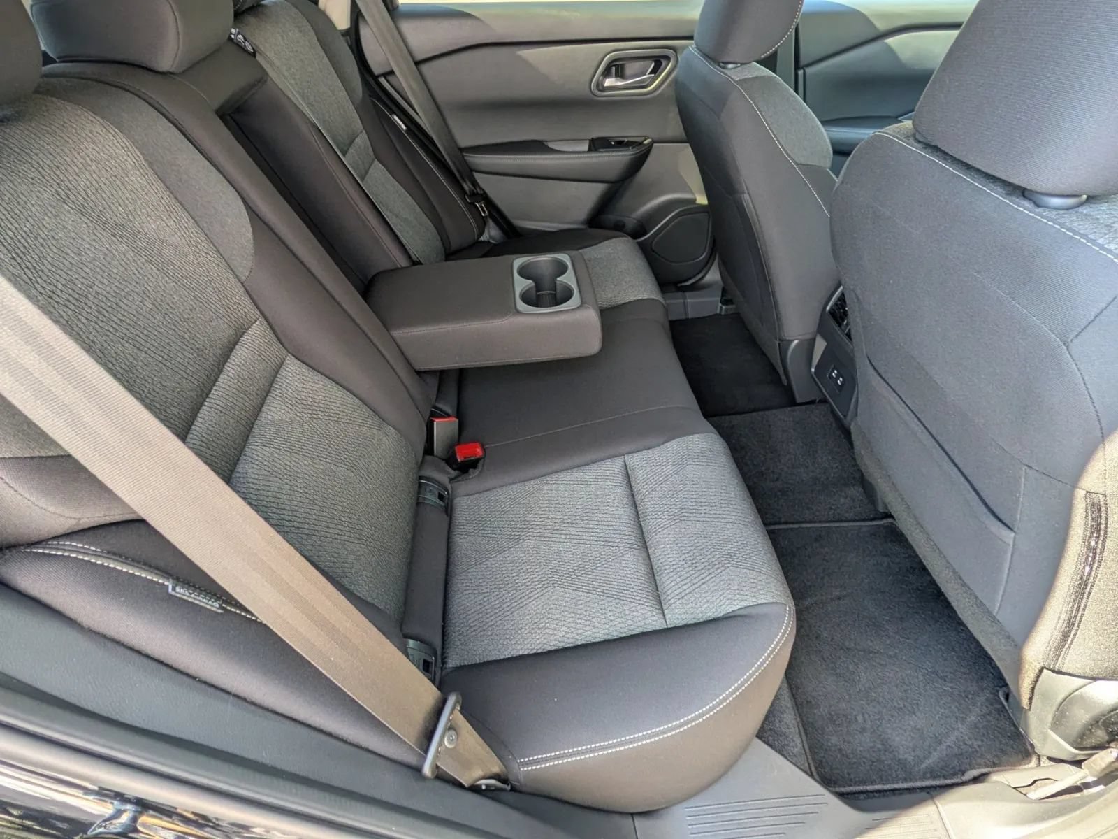 Used 2025 Nissan Rogue SV FWD image 14