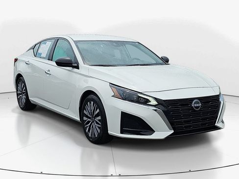 Used 2025 Nissan Altima 2.5 SV FWD image 3