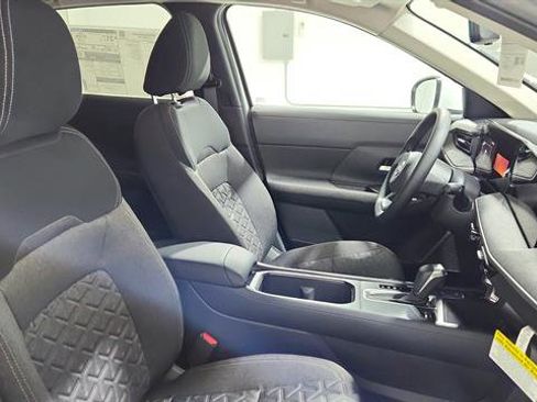Certified 2025 Nissan Kicks SV w/ Illumination Package image 32