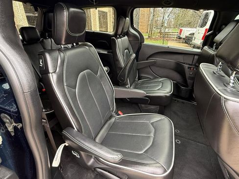 Used 2025 Chrysler Pacifica Limited image 20