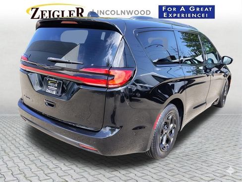 Used 2024 Chrysler Pacifica Premium FWD image 10