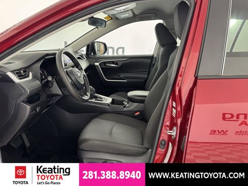 Used 2025 Toyota RAV4 XLE FWD image 16