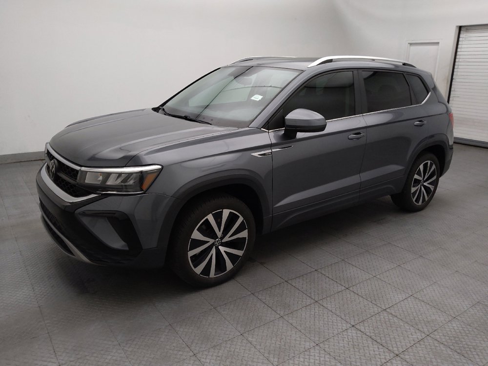 Used 2023 Volkswagen Taos SE w/ Panoramic Sunroof Package FWD image 2