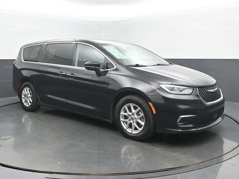 Used 2023 Chrysler Pacifica Touring-L FWD image 2