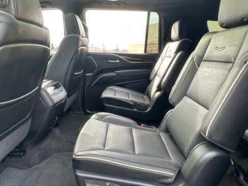 Used 2023 Cadillac Escalade ESV Premium Luxury image 32