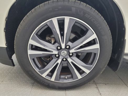 Used 2017 Nissan Pathfinder Platinum w/ Family Entertainment Package AWD/4WD image 31