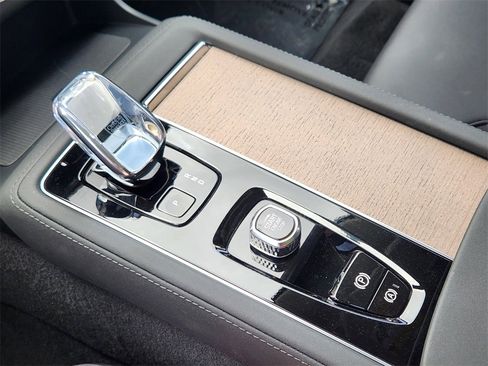 Used 2025 Volvo XC90 B6 Plus image 17