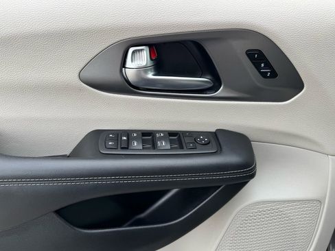 Used 2023 Chrysler Pacifica Touring-L image 12