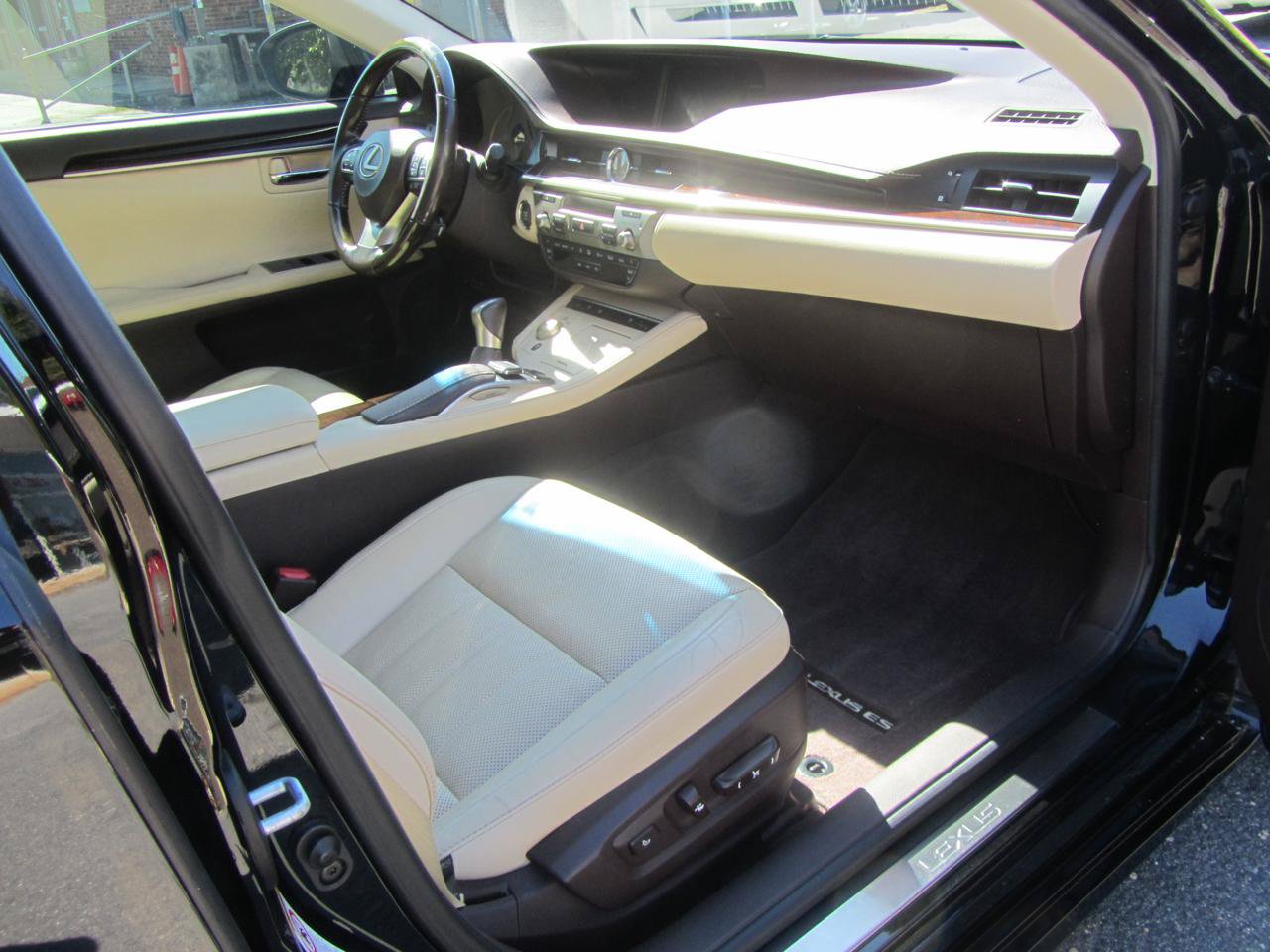 Used 2016 Lexus ES 350 w/ Luxury Package w/Wood Trim FWD image 21