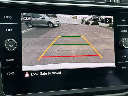 Used 2021 Volkswagen Tiguan SE w/ Panoramic Sunroof Package image 20