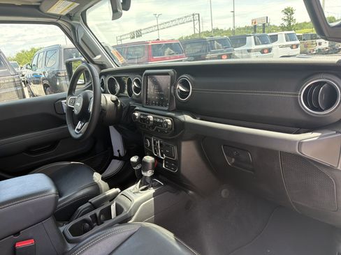 Used 2023 Jeep Wrangler Unlimited Sahara AWD/4WD image 31