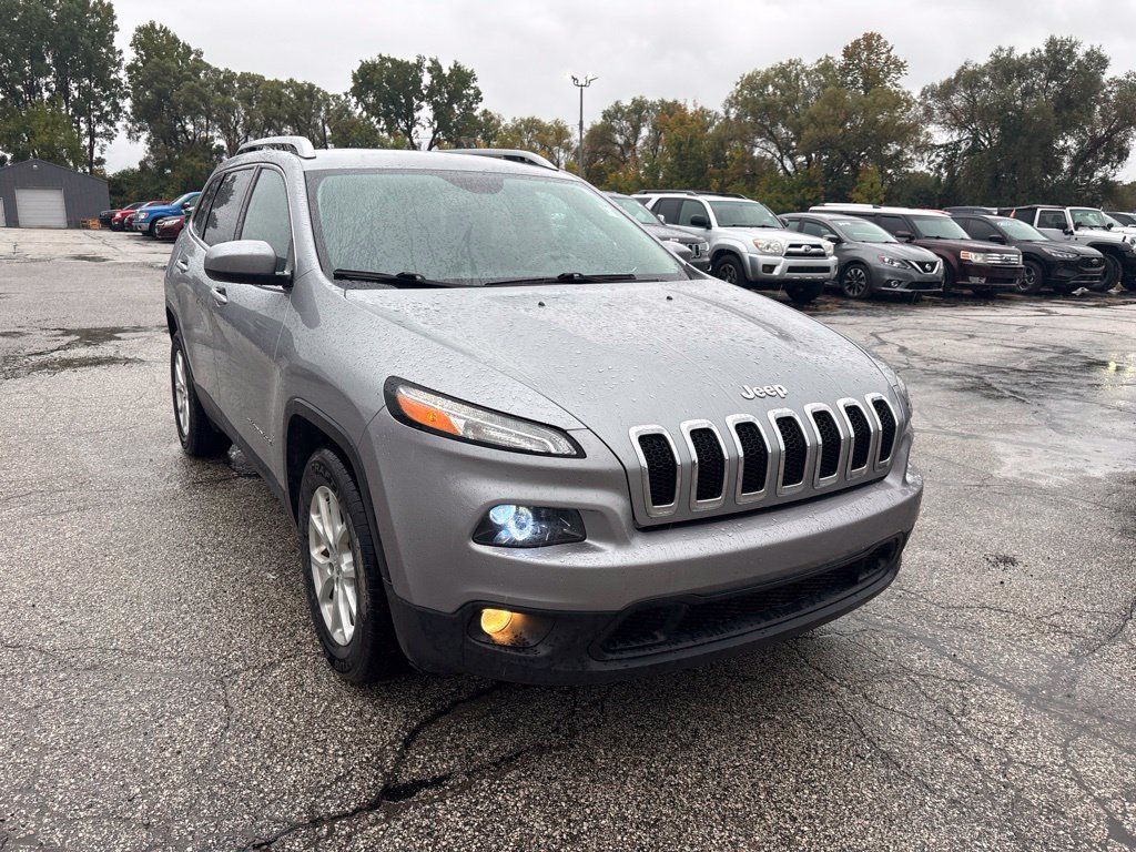Used 2017 Jeep Cherokee Latitude w/ Cold Weather Group AWD/4WD image 5