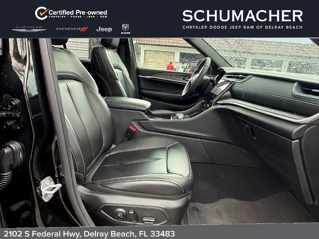 Used 2025 Jeep Grand Cherokee Limited w/ Black Appearance Package AWD/4WD image 16