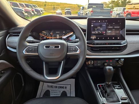 Used 2023 Jeep Compass Latitude AWD/4WD image 17