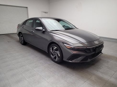 Used 2025 Hyundai Elantra Sport image 13