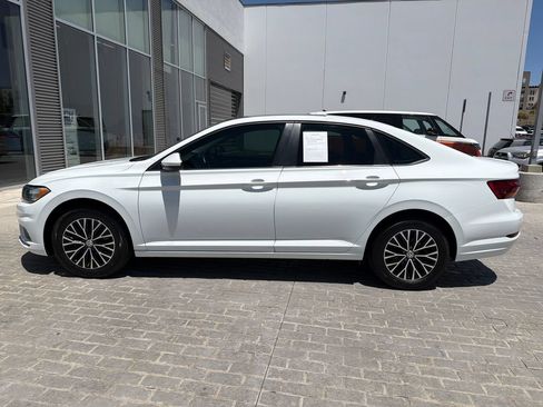 Used 2019 Volkswagen Jetta SE w/ Cold Weather Package FWD image 2