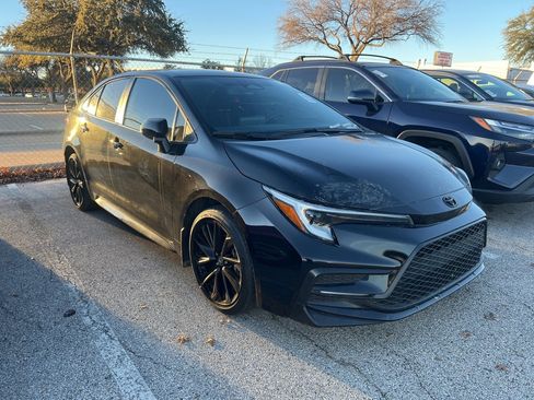 Used 2025 Toyota Corolla SE image 3