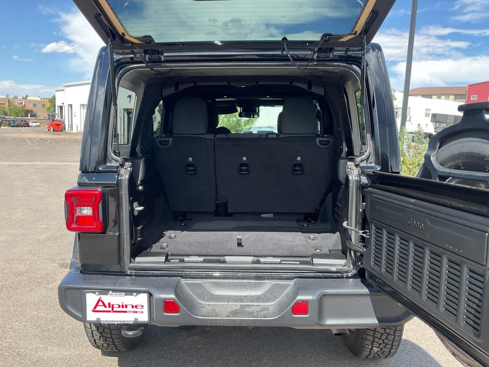 Used 2025 Jeep Wrangler Unlimited Sahara AWD/4WD image 20