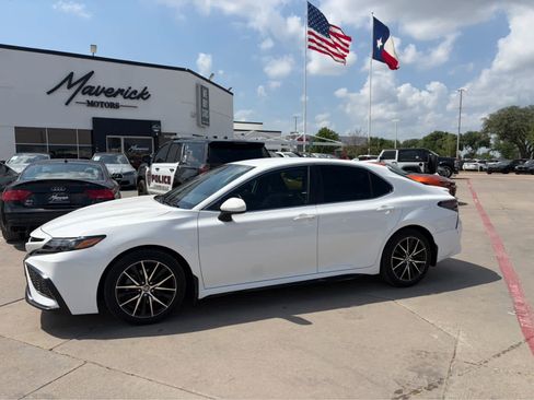 Used 2021 Toyota Camry SE image 1