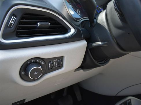 Used 2018 Chrysler Pacifica Touring-L FWD image 44