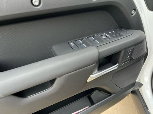 Used 2025 Land Rover Defender 110 S image 15