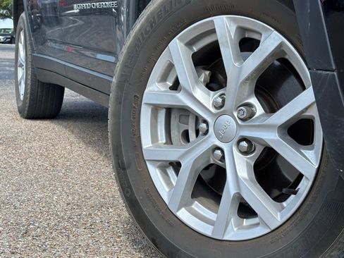 Used 2023 Jeep Grand Cherokee L Limited w/ Luxury Tech Group II image 2