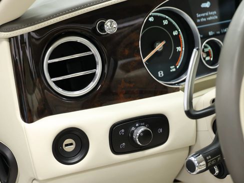 Used 2018 Bentley Flying Spur V8 AWD/4WD image 24