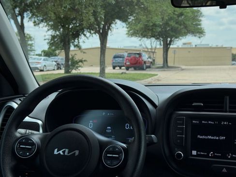Used 2025 Kia Soul LX w/ LX Technology Package FWD image 34