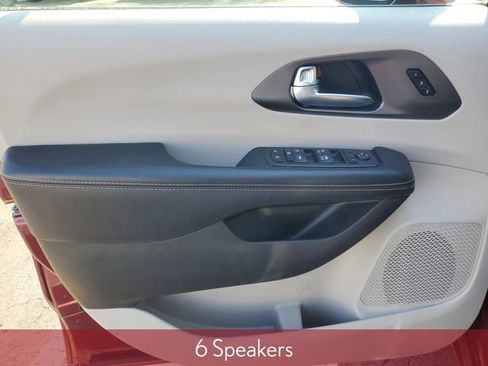 Used 2022 Chrysler Pacifica Touring-L image 13