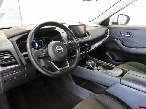 Used 2023 Nissan Rogue SV image 4