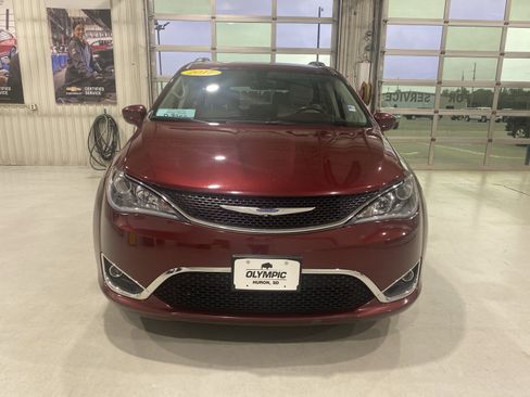 Used 2017 Chrysler Pacifica Touring-L Plus FWD image 3