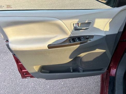 Used 2020 Toyota Sienna XLE 7 Passenger AWD 4dr Mini V image 11