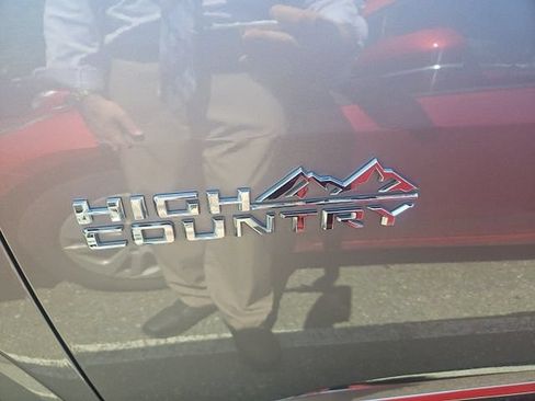 Used 2023 Chevrolet Traverse High Country FWD image 3