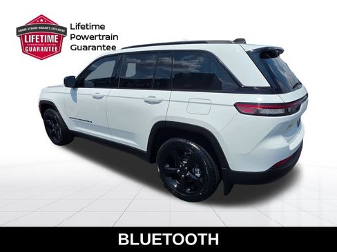 Used 2023 Jeep Grand Cherokee Altitude RWD image 3