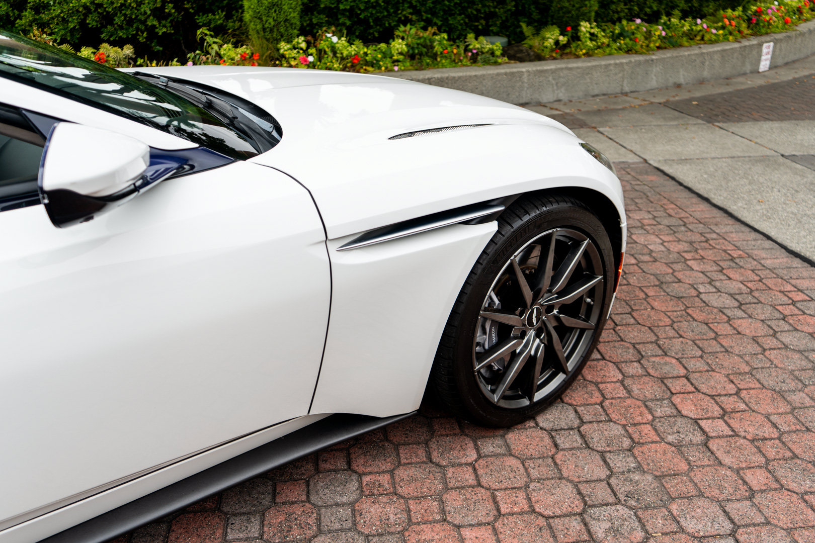 Used 2019 Aston Martin DB11 Coupe RWD image 9