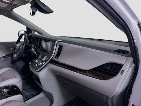 Used 2020 Toyota Sienna XLE FWD image 28